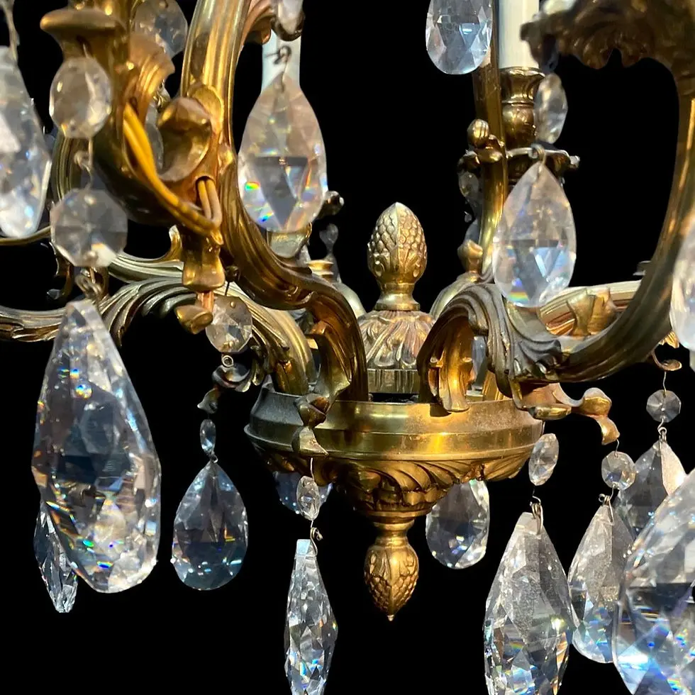 Detalhes de bronze e cristais lapidados