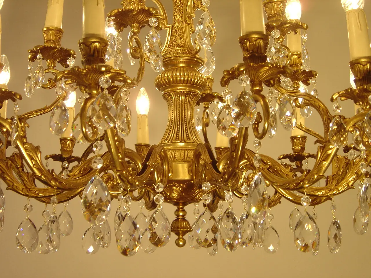 Lustre clássico dourado